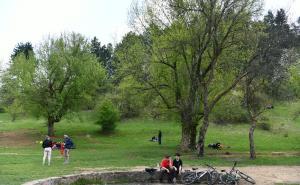 Foto: A.K./Radiosarajevo.ba / Prvi maj na Stojčevcu: Roštilji, šatori i nargila